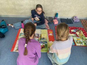 Bücherflohmarkt und Osterhase